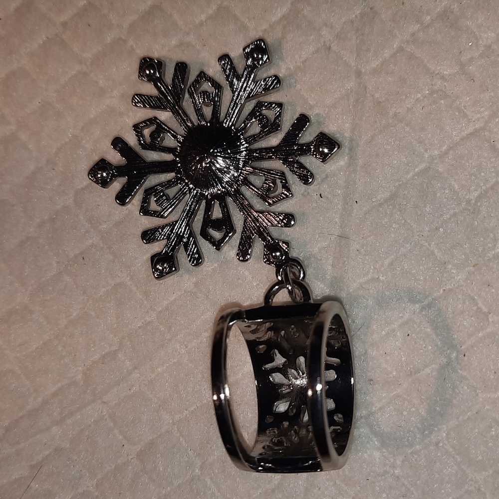 Silvertone Ring with Rhinestones New - Picture 3 of 6